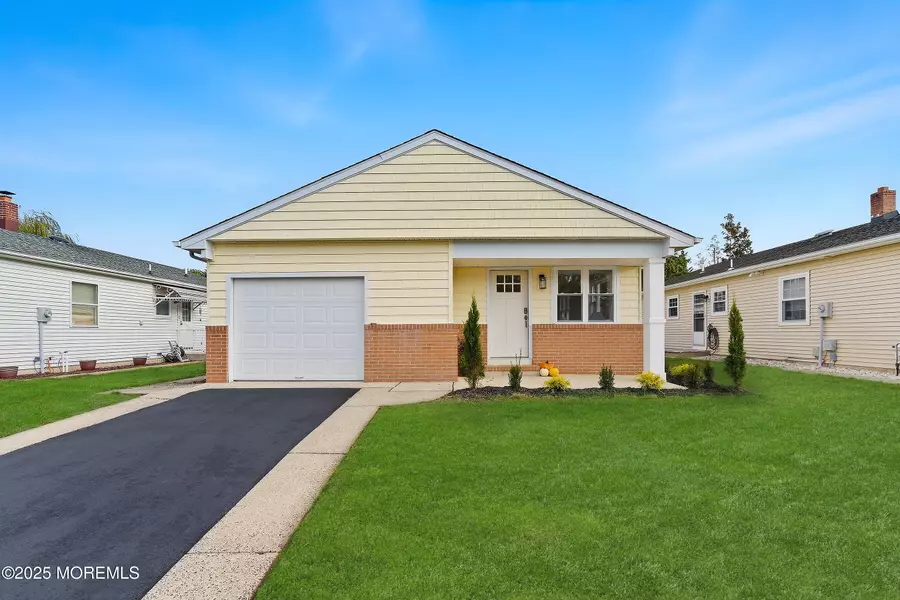 18 Banning Court, Toms River, NJ 08757