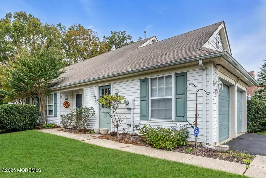 8 Schoolhouse Lane, Lakewood, NJ 08701