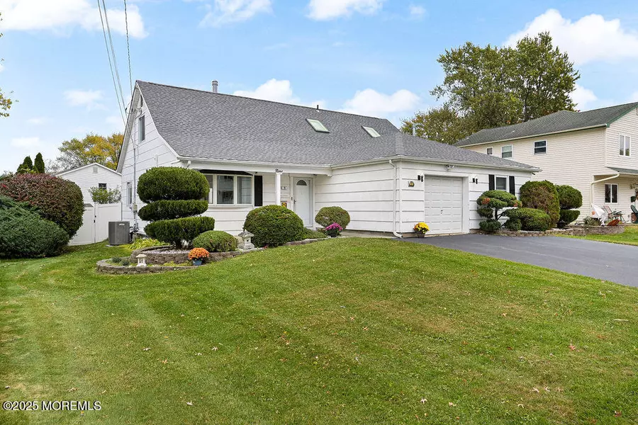 9 Tralee Road, Hazlet, NJ 07730