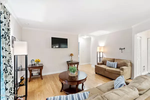 Red Bank, NJ 07701,19 Manchester Court