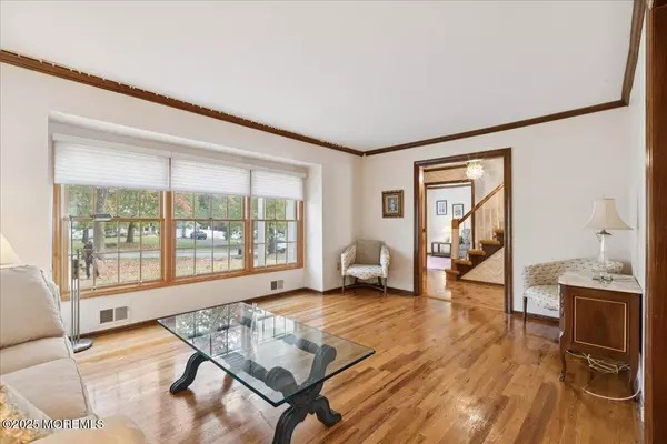 Manalapan, NJ 07726,34 Sherwood Road