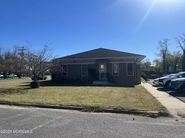 Oakhurst, NJ 07755,40 Monmouth Road