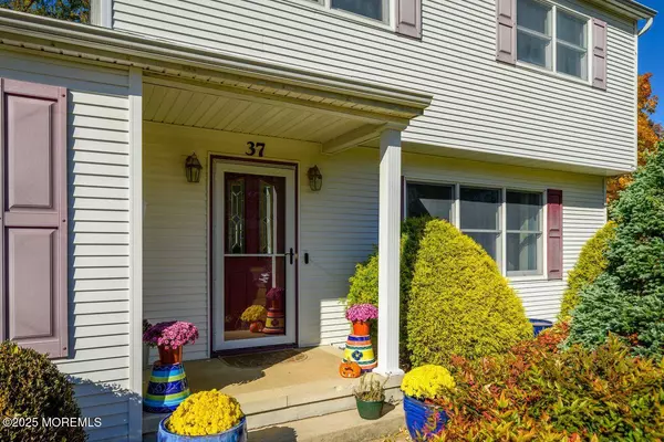 Manalapan, NJ 07726,37 Willow Grove Way