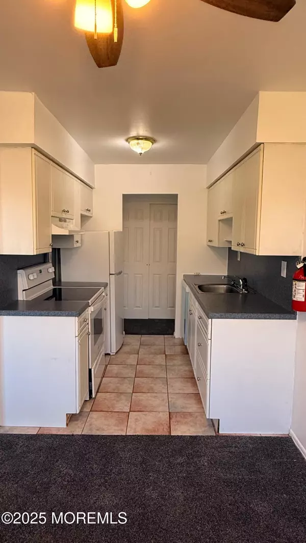 Freehold, NJ 07728,76 Manchester Court #H