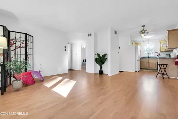 Lakewood, NJ 08701,47 Cambridge Court #100E