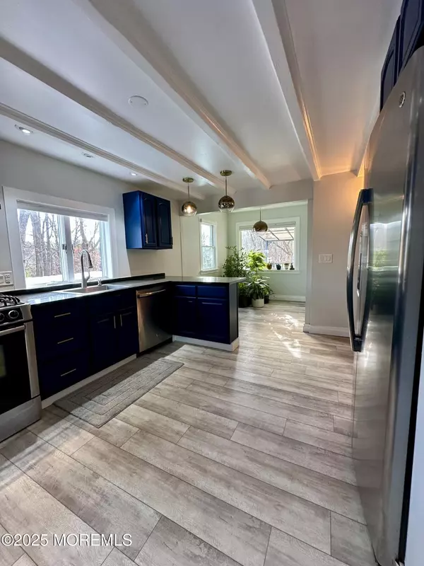 Holmdel, NJ 07733,72 Main Street