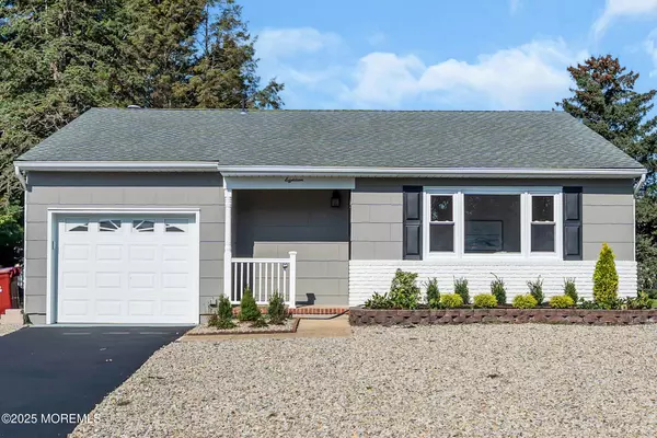 18 Gower Road, Toms River, NJ 08757