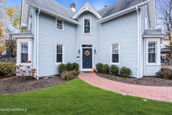 18 Middletown Avenue, Atlantic Highlands, NJ 07716