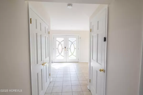 Manalapan, NJ 07726,12 Pence Road