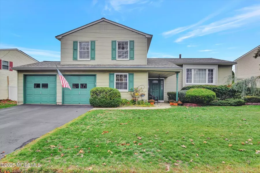 7 Nantucket Court, Howell, NJ 07731