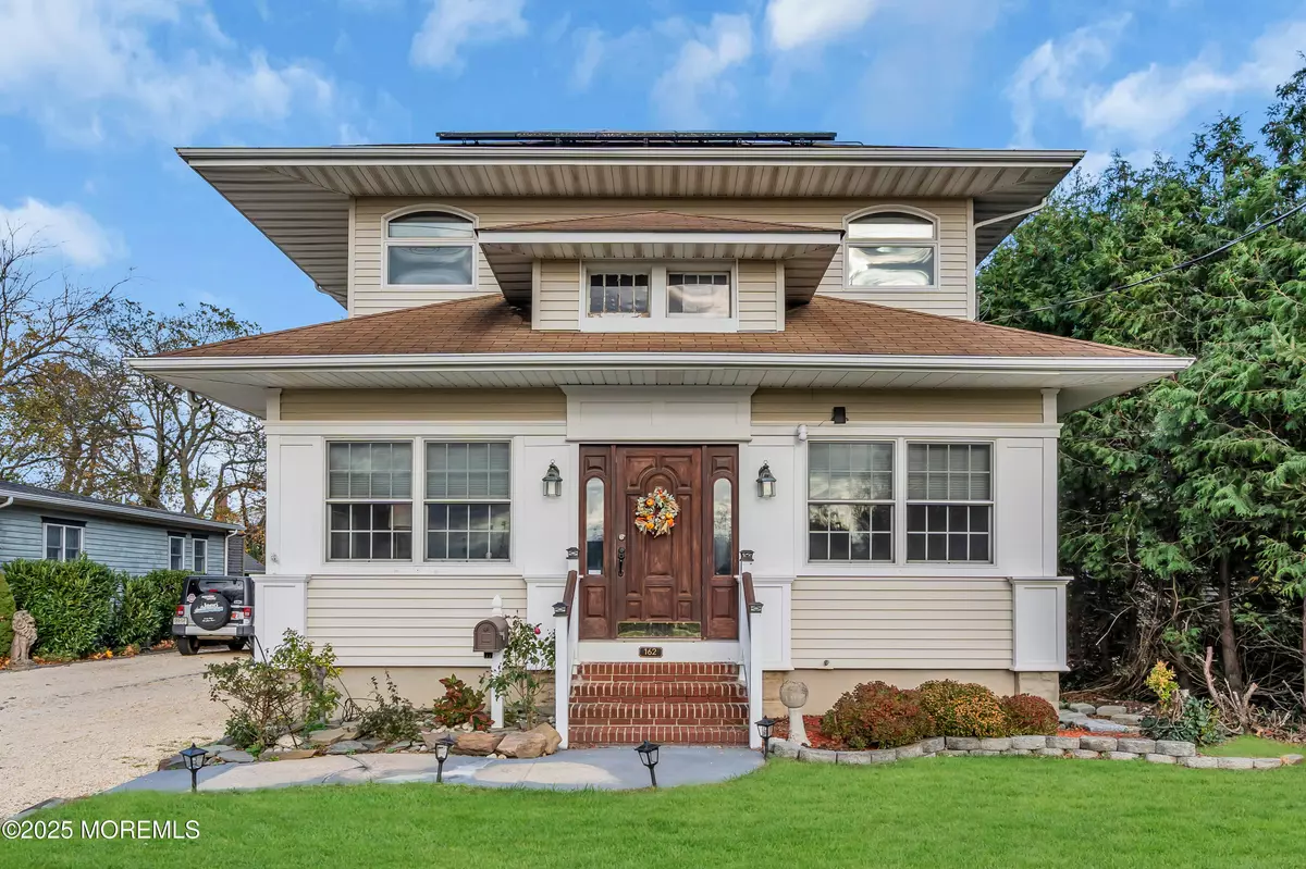 Rumson, NJ 07760,162 E River Road