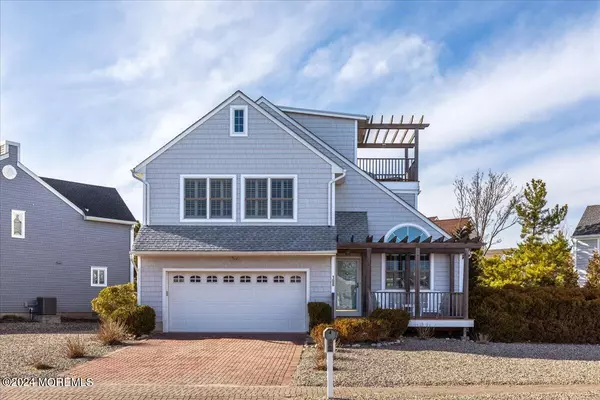 Manasquan, NJ 08736,108 Glimmer Glass Circle