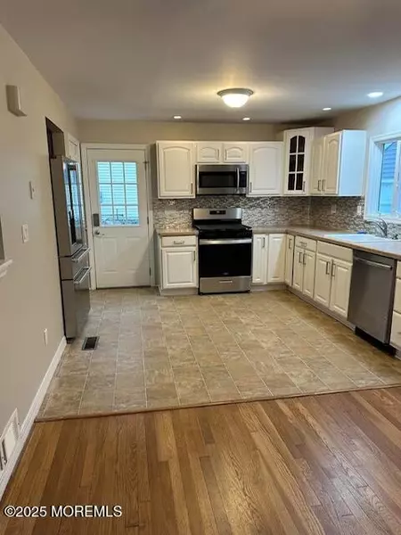 39 Melrose Terrace, Middletown, NJ 07748