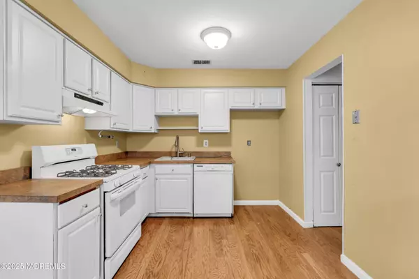 Freehold, NJ 07728,8 Harte Court