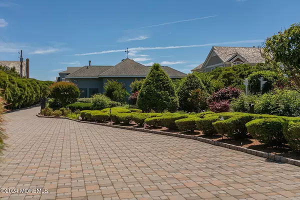 Mantoloking, NJ 08738,366 N Highway 35