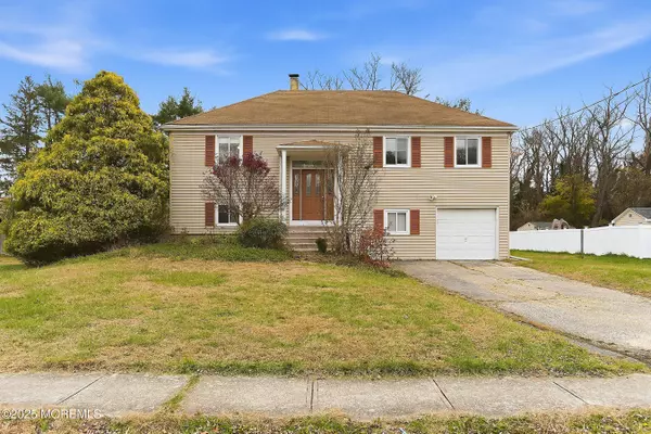 Jackson, NJ 08527,8 Hampton Drive