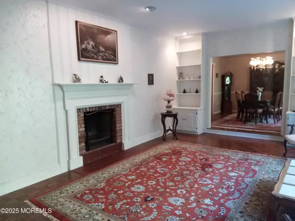 Holmdel, NJ 07733,16 Briar Hill Road