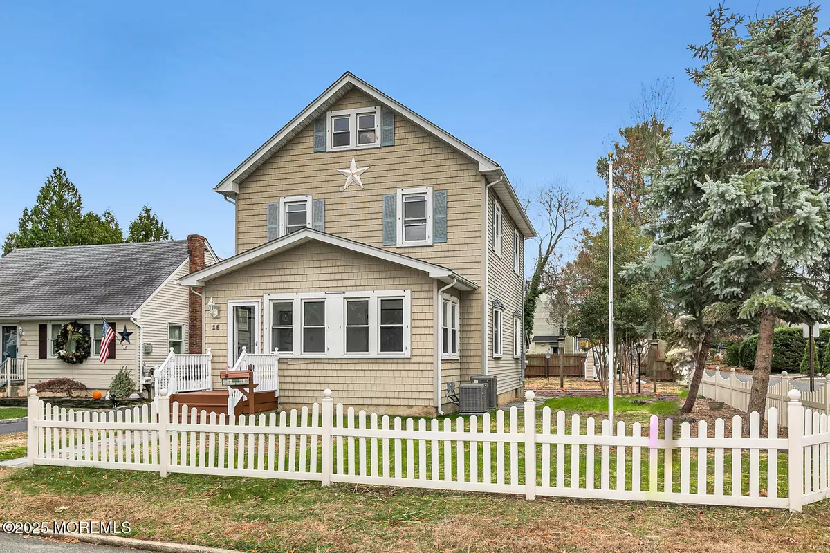 Rumson, NJ 07760,18 Holly Street