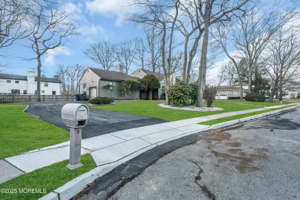 Oakhurst, NJ 07755,8 Ross Court