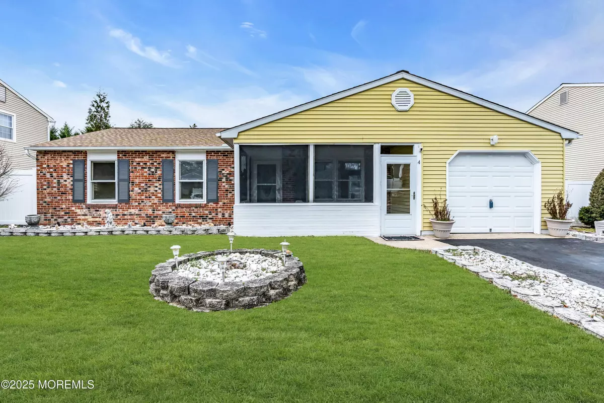 Howell, NJ 07731,4 Evergreen Place