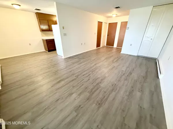 Lakewood, NJ 08701,842 Inverness Court