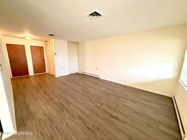 Lakewood, NJ 08701,842 Inverness Court