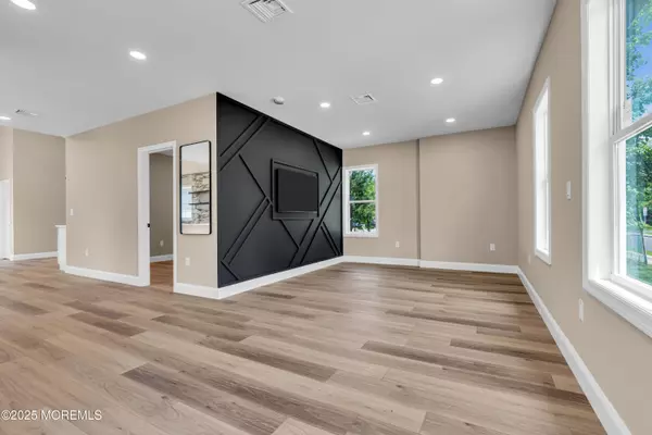 Sayreville, NJ 08872,7 Tiger Lilly Court