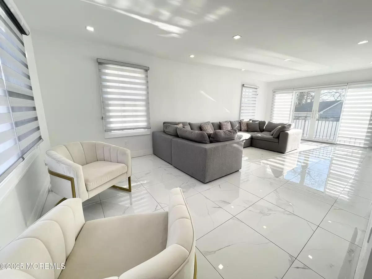 Oakhurst, NJ 07755,7 Berger Avenue