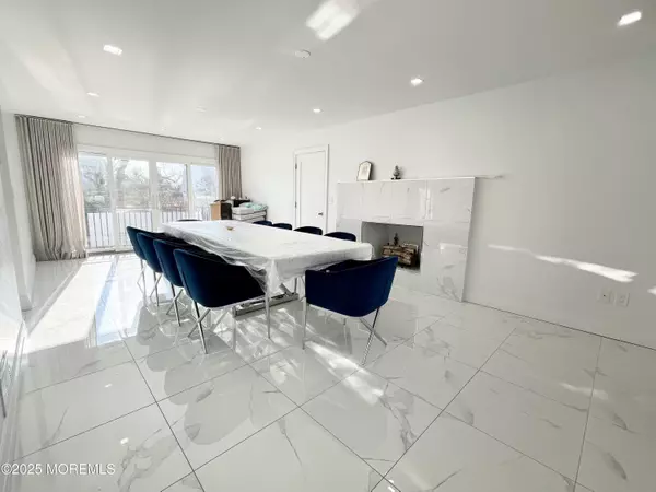 Oakhurst, NJ 07755,7 Berger Avenue