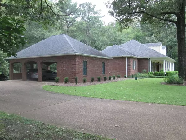 623 S Springlake Circle, Terry, MS 39170