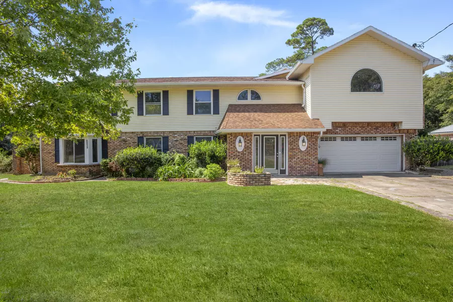 6213 Hermosa Drive, Ocean Springs, MS 39564