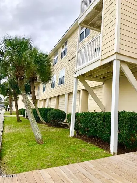 2421 Beachview Drive #H-12, Slip 9, Ocean Springs, MS 39564