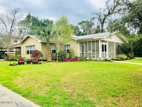 112 Demontluzin Avenue, Bay Saint Louis, MS 39520