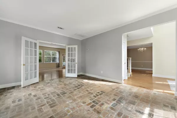 Ocean Springs, MS 39564,7700 Clamshell Avenue