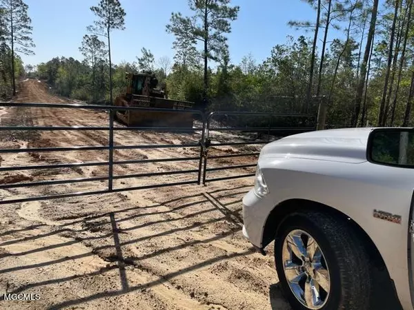 3865 Marie Fallia Ln., Kiln, MS 39556