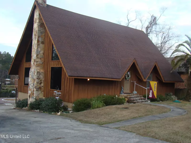 702 East Lakeshore Drive, Carriere, MS 39426