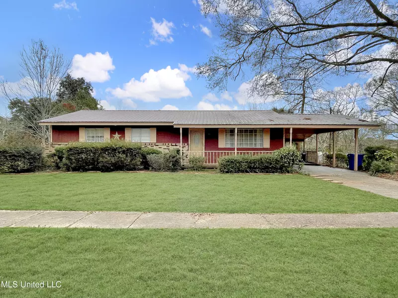 206 E Simpson Avenue, Mendenhall, MS 39114