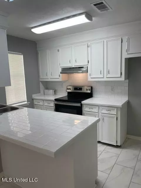 Jackson, MS 39212,1432 Summit Avenue