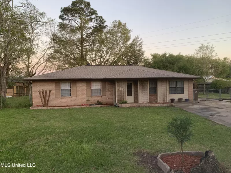 18 Cottonwood Court, D'iberville, MS 39540