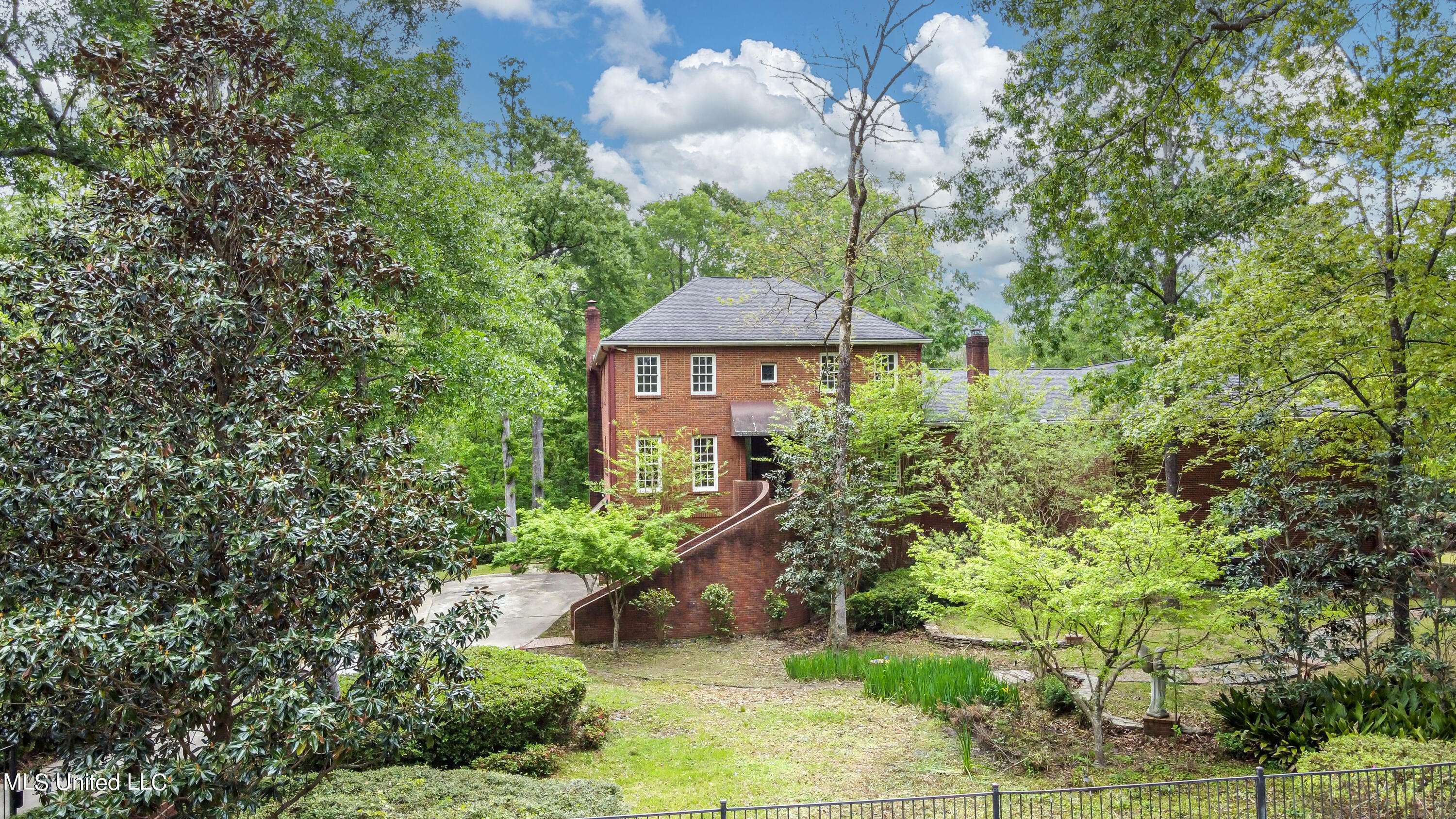 2 Carters Grove, Jackson, MS 39211