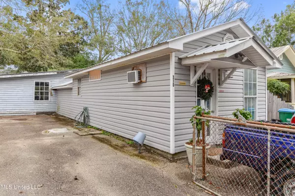 310 Dewey Avenue, Ocean Springs, MS 39564