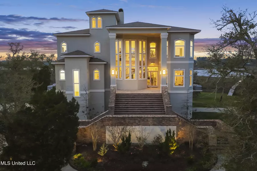 707 Rue Rivage, Ocean Springs, MS 39564