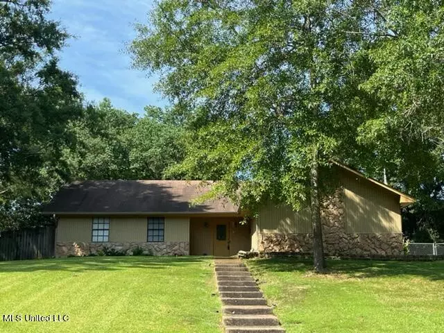 Clinton, MS 39056,109 Pebble Brook Drive