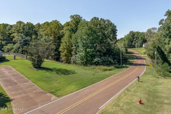 7831 Soaring Oaks Drive, Walls, MS 38680