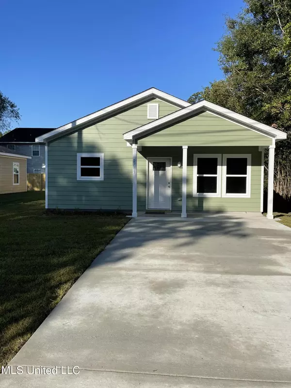 2709 N 11th Street, Ocean Springs, MS 39564