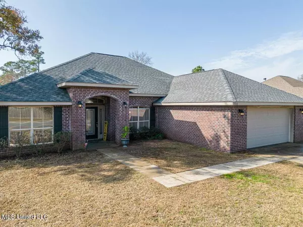 100 Saltmeadow Circle, Ocean Springs, MS 39564