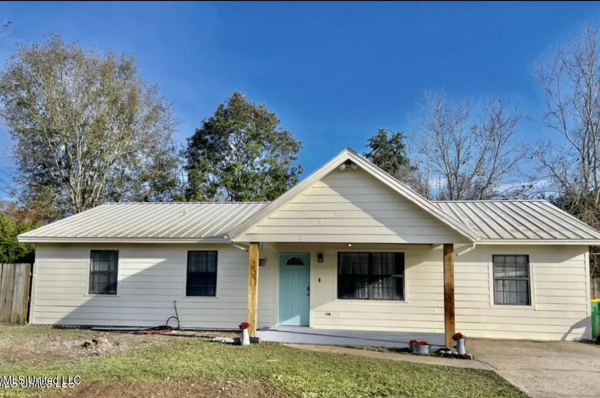 Ocean Springs, MS 39564,13208 Sweetbriar Street