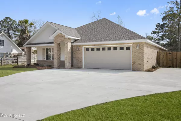 Ocean Springs, MS 39564,9117 Live Oak Avenue