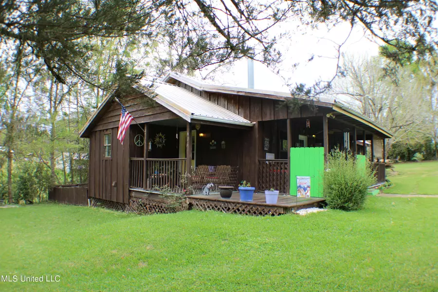 606 W Hinton Avenue, Lumberton, MS 39455