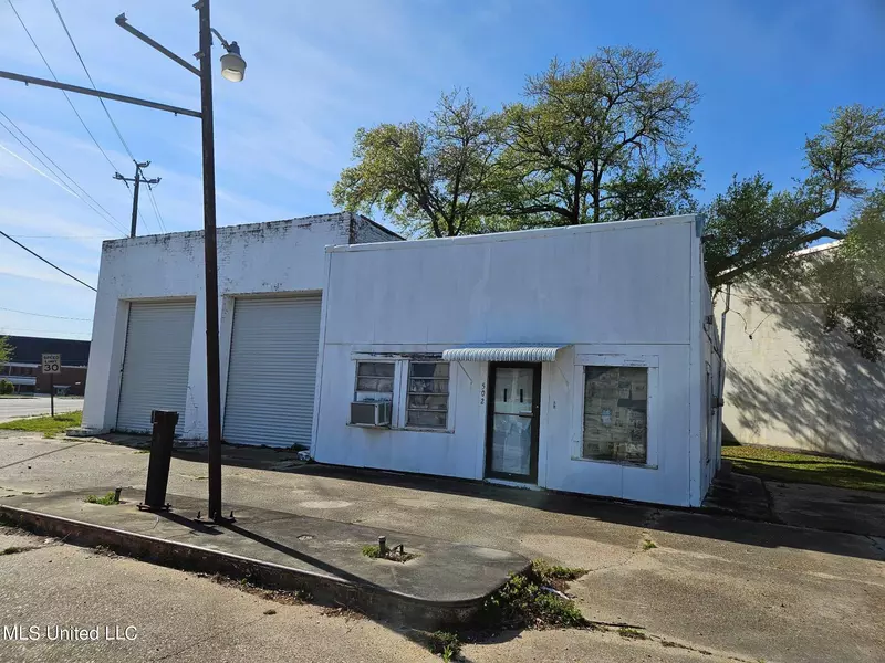 502 N 13th Avenue, Laurel, MS 39440